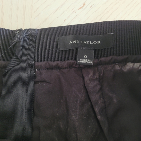 Ann Talylor Black & White Crochet Pencil Skirt size 0 - Picture 3 of 7